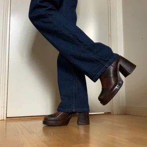 70-tals boots strl 37-38 - Vintage boots köpte från en annan säljare här på plick supersnygga men kommer tyvärr inte till användning. Har bred klack så de är lätta att gå i. De är gjorda i läder som håller länge. Bara att meddela för mer info 💕