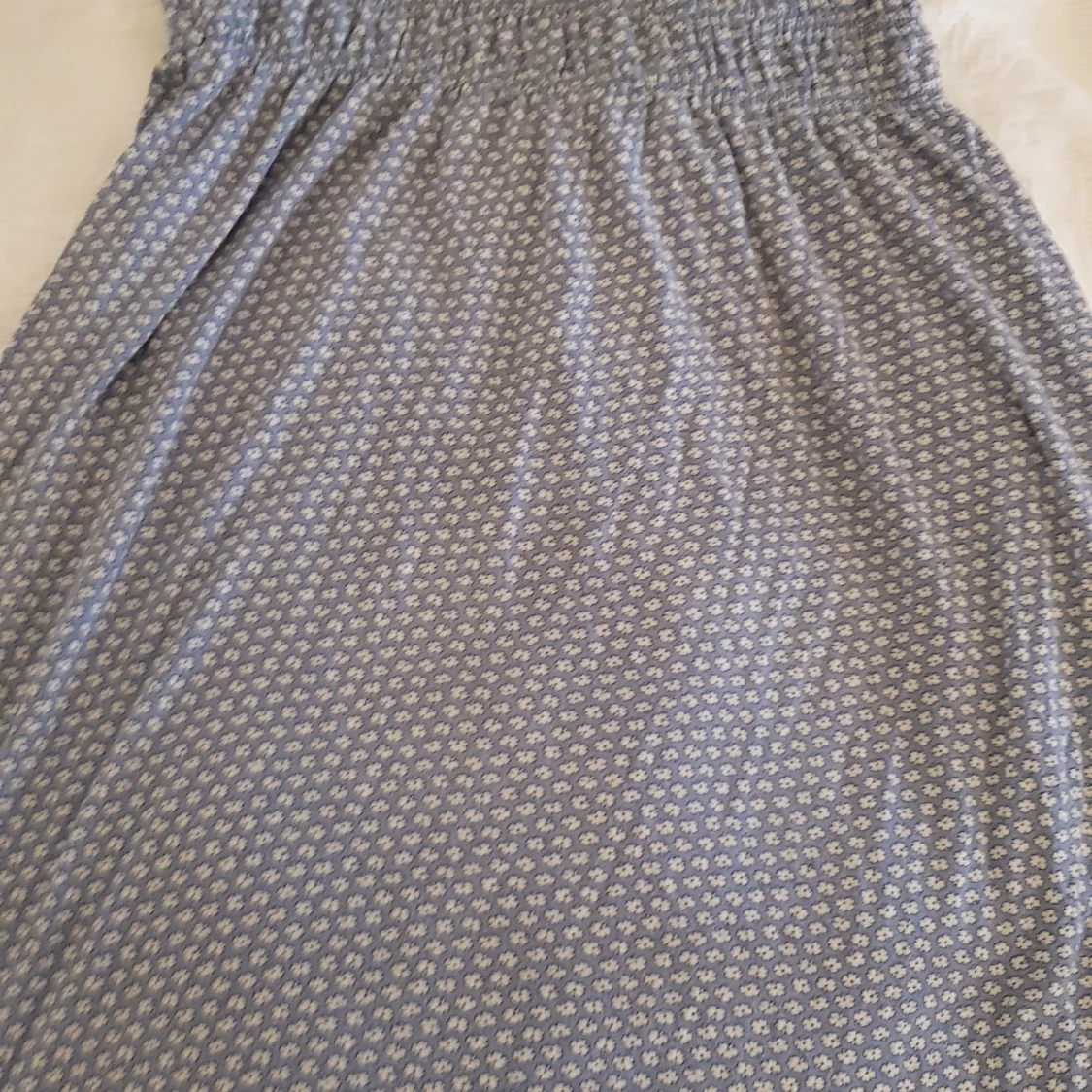 En blå blommig kjol i storlek s.