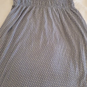 En blå blommig kjol i storlek s. - En blå blommig kjol i storlek s plus väldigt stretchig.