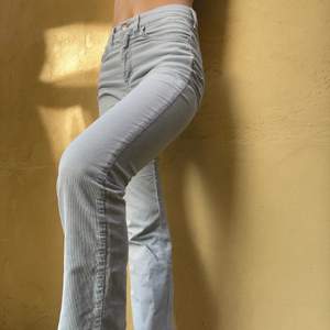 Flattering pants in light blue manchester material
