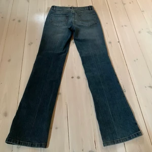 Lågmidjade jeans - Utsvängda lågmidjade jeans från Esprit! Stl 36 och passar mig som brukar ha XS/S och W25/26, innerbenslängden är ca 83 cm och jag är 173 cm 💕