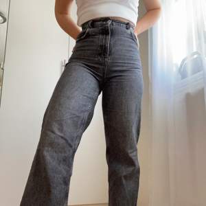 Super snygga svarta 90’s jeans från zara! De är egentligen storlek 40 men insydda i midjan till ett mått på 70 cm och uppklippta så de passar mig som är 1,65m (så perfekta för folk som mig som har lite bredare höfter och smal midja😁) frakt ingår i priset📦😘 skriv vid frågor