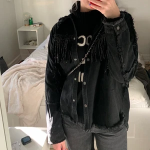jacka från zara! - fin och trendig jacka, använd en gång🖤🖤🖤 budgivning om många är intresserade! Strl L men passar mig som har S, den blir bara lite mer ”oversized”🖤