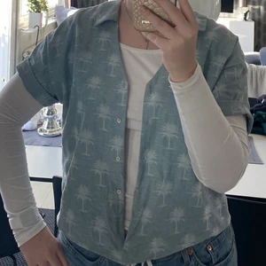 Palm skjorta - T-shirt skjorta från zara, babyblå med palm-mönster. Aldrig använd. 