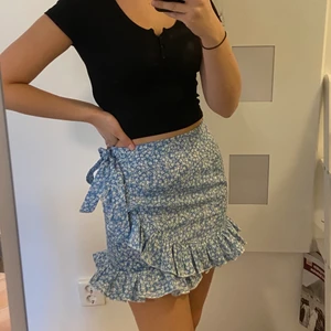 Kjol - Supersöt blå blommig kjol med volang. Den är i storlek S och säljer den för 100 kr inkl frakt eller så kan jag mötas upp i stockholm ☺️