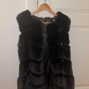 Pälsväst - Svart pälsväst (ej äkta päls). Storlek xs/s. 