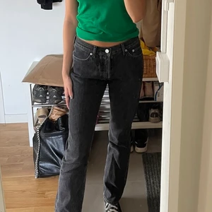 Lågmidjade jeans - Jättefina lägmidajade jeans i storlek 25/30, skitsnygga o knappt använda!💕💕