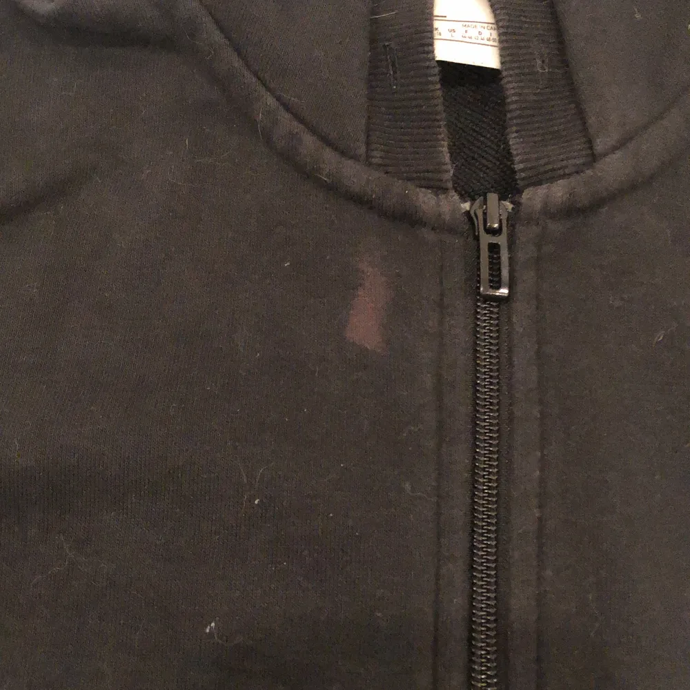 Säljer min fina svarta Adidas kofta. Den är i stl L men den känns mer som en S/M, använd fåtal gånger. Finns en lite fläck därav sänkt pris❤️. Tröjor & Koftor.