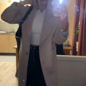 Kappahl Kappa - Säljer nu min fina kappa från Kappahl i beige färg. Perfekt höst jacka. Sparsamt använd och i jätte bra kvalite. Inga fläckar. Nypris 1000.