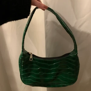 Väska  - Säljer denna svin snygga väska men som tyvärr inte kommer till användning. Aldrig använt 💕 om det är något annat du undrar skriv💕