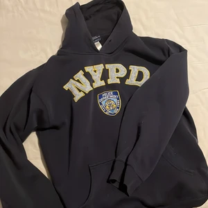 Vintage hoodie  - En vintage hoodie från new york i bra skick. Den sitter super fint då den är oversized och hittades på killavdelningen.
