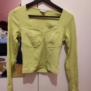 Grön ribbad tröja från Monki - Fin ribbad långärmad tröja från Monki. Använd en gång. Ganska tajt så skulle säga XS/S i storlek