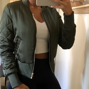 Jacka - Grön jacka från H&M✨ Storlek 38 men passar även S