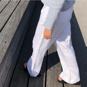 Vita linnebyxor  - Vita linnebyxor, knappt använda, förkorta för mig men skitsnygga! 