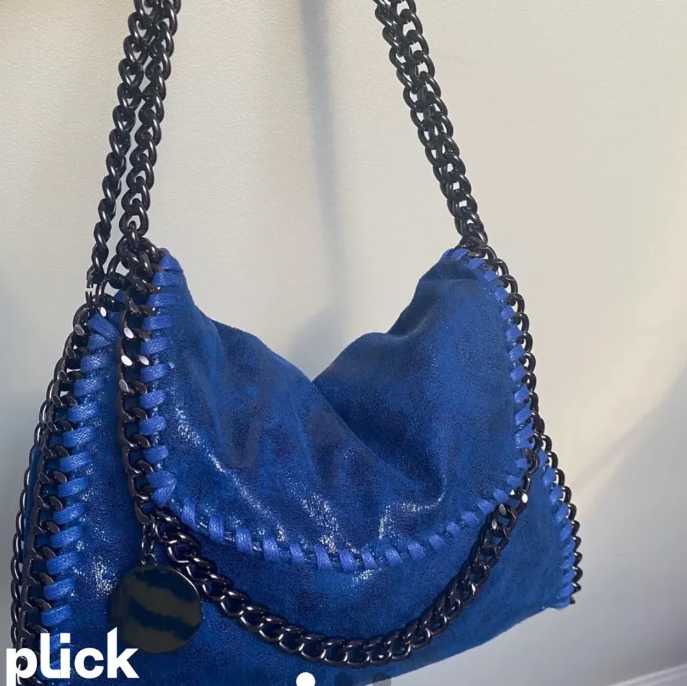 Säljer denna Stella McCarteny inspirerade väska. Väldigt populär just nu och så fin💕säljer endast vid bra bud, buda i kommentarerna💕hör av er privat vid frågor eller funderingar. Bilden är lånad, säljer även i svart🌸🌟köp direkt för 600. Väskor.