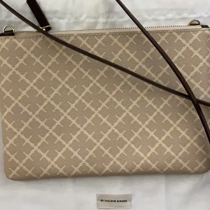 By malene Birger IVY PURSE - Säljer denna snygga väska från malene birger, extremt fint skick, kommer med skyddspåse & band, använd ca 2 ggr. Köpt för 800kr. Köparen står för frakten vilket är 66kr 💞