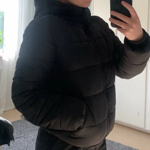 Vinterjacka - Säljer denna vinterjacka som är i väldigt fint skick! 💘