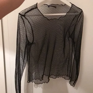 Genomskinlig topp - Så fin festtopp från zara, det kommer inte riktigt fram i kameran men den har små prickar på sig. Aldrig använd ❤️