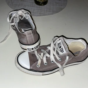 Grå Converse - Grå låga Converse Stl 36.5 men passar även 37 Normalt slitage, ej mycket använda                                        Bud med start på 100kr