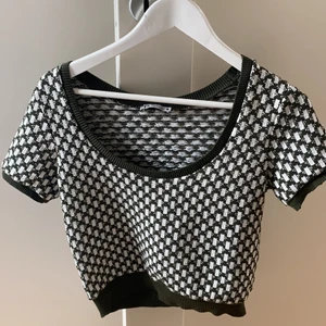 Zara topp - Eftertraktad lite kortare zara topp!! Säljs inte längre!! Storlek S (pris diskuterbart)