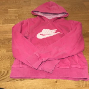 Nike hoodie rosa storlek 152-158 - Nike hoddie rosa inga fläckar och ganska ny bara skick och passar för 10-12 åringar ungefär 