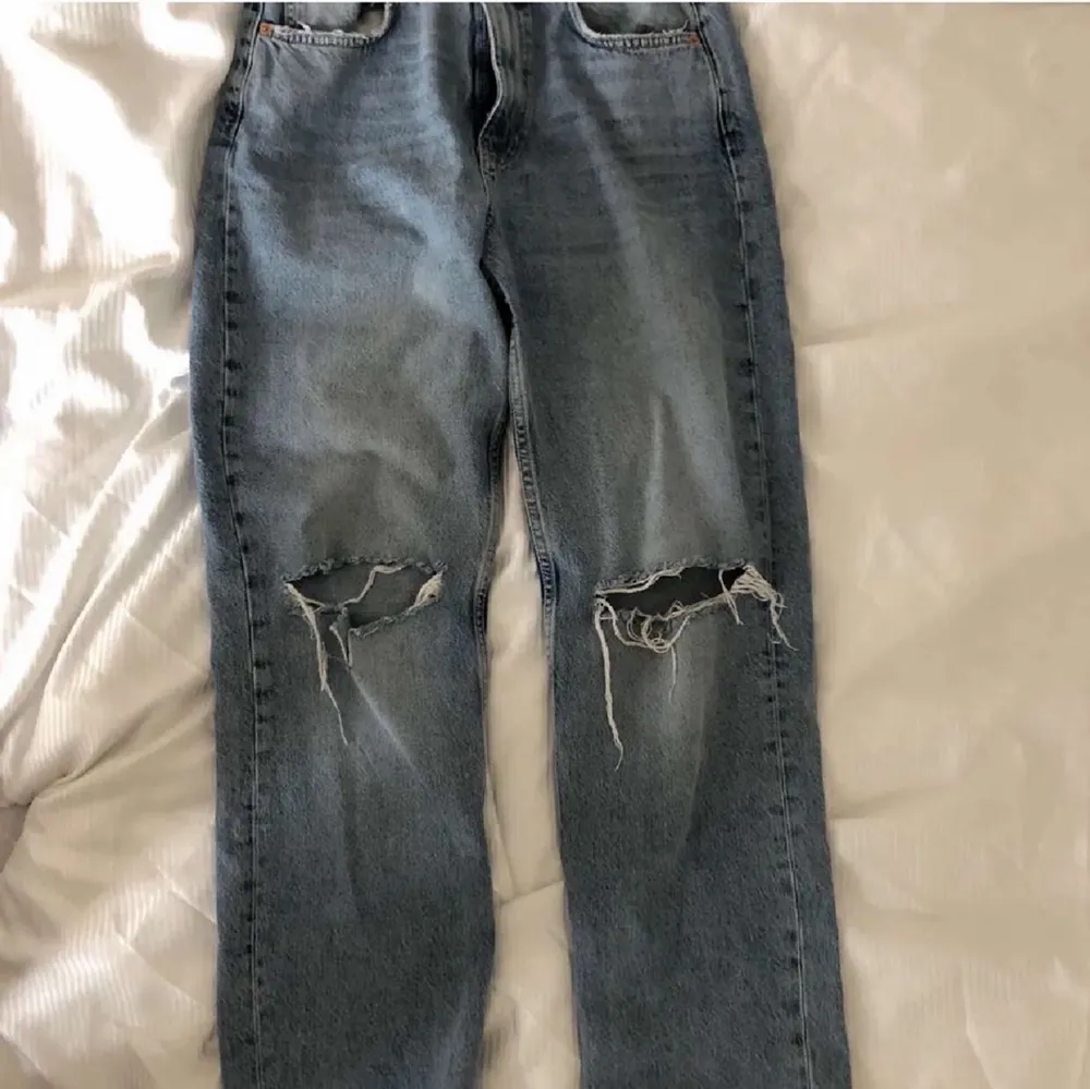 Idun wide jeans köptes för 599 kr i april, men användes bara en gång då jag inte gillade hur de satt på mig. Storlek 38. Frakt 66 kr.. Jeans & Byxor.