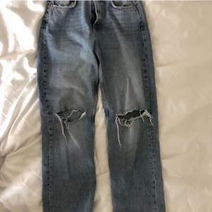 Idun wide jeans köptes för 599 kr i april, men användes bara en gång då jag inte gillade hur de satt på mig. Storlek 38. Frakt 66 kr.