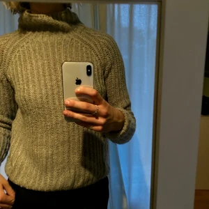 Basic sweatshirt - En perfekt avslappnad vardags sweatshirt! Går lätt att välja längd på armarna genom att rulla upp!