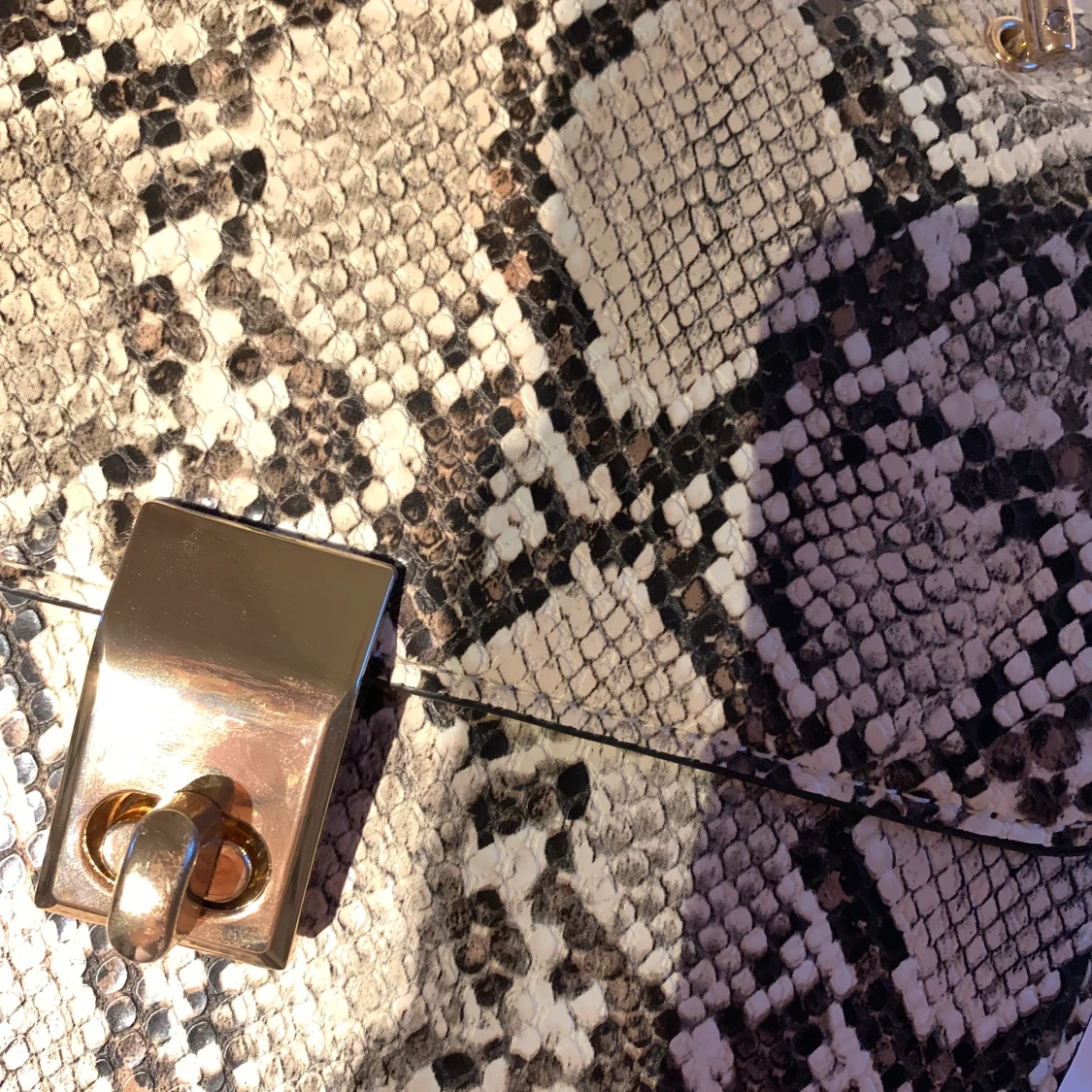 Liten väska i ormskinnsimitation - 91