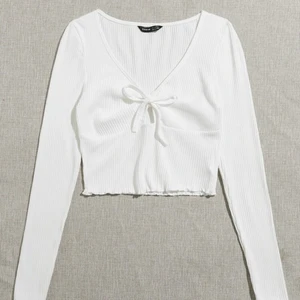 Vit topp - Vit topp från shein köpt för 50 kr, som aldrig användts. Storlek M men liten i storlek så skulle säga XS/S. Inte genomskinlig eller så utan bra kvalite. Kan ordna fler bilder och gör gärna paket lösningar på allt från min sida för bra priser