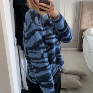 Stickad tröja - Säljer denna as sköna och coola tröjan! 💜 Köpt på zalando (köparen står för frakt)