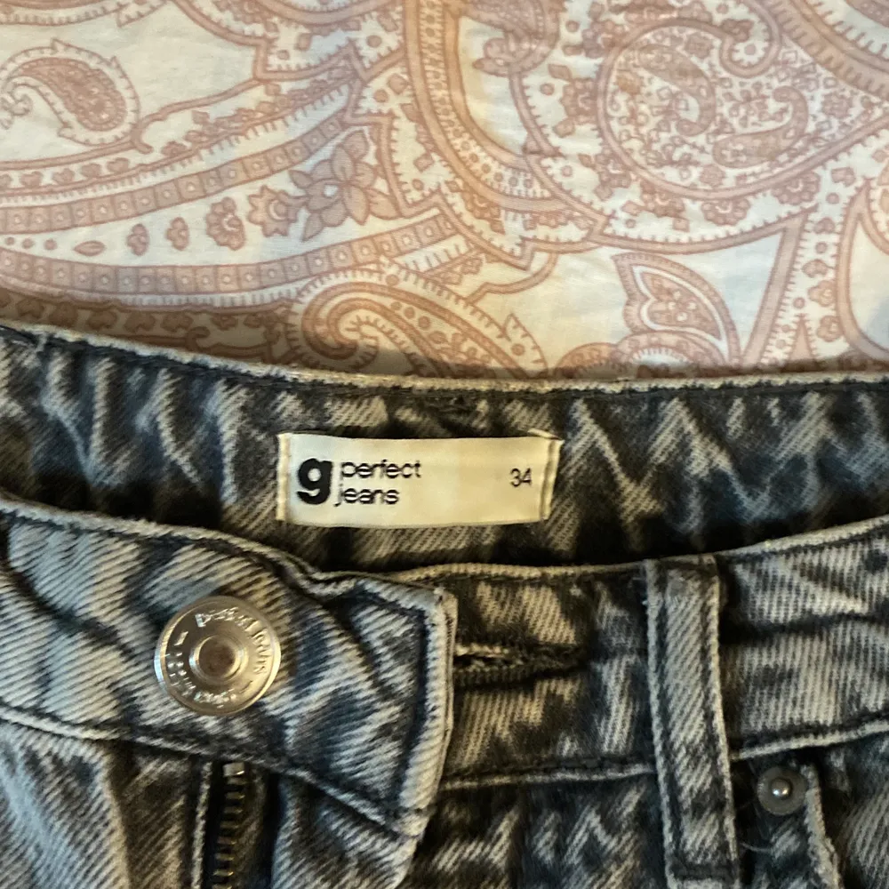 Baggy/mom jeans storlek 34 från ginatricot❤️. Jeans & Byxor.