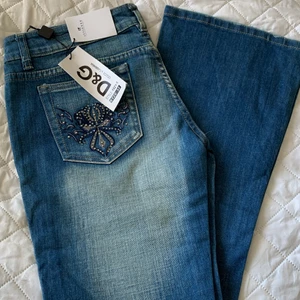 Jeans  - Säljer dem här fina jeansen från Dolce & GABBANA! Dem är tyvärr för stora så behövde sälja dem. Dem har storlek 32 men är väldigt stora! Skriv i dm om ni vill ha fler bilder! 