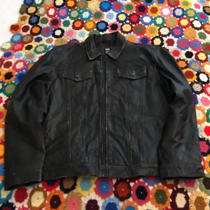 Jävligt cool skinnjacka! - Vintage jacka i äkta läder! Finns inga riktiga defekter, dock är axelvaddarna borttagna vilket bara gör passformen snyggare. Så inuti jackan vid axlarna finns det hål men inget som påverkar utseendet eller användningen på något sätt (: Storlek XL. Möts i Malmö och tar Swish, står ej för frakt eller postens slarv (: 