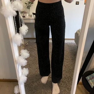 svarta byxor - säljer mina kostymliknande byxor från bikbok storlek 36💕 dragkedja i midjan. Skriv för mer bilder/info köparen står för frakt🤝
