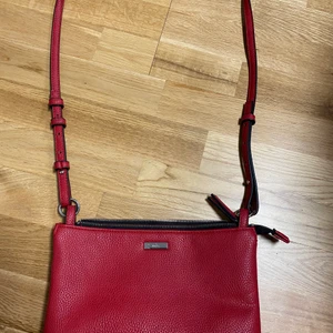 Mango väska  - 25 x17 cm , färgen är rod. Bra skick.