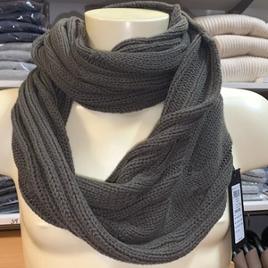 Grön jäytefin sticjad sjal💕💕💕 - Grön superfin stickad sjal, på första bilden ser den grå ut men i verkligheten är den grön färgen ser ni på de andra 2 bilderna, på första bilden funkade inte lampan i rummet var en annan nyans av ljuset där lampan var sönder men ni ser som sagt färgen på andra/tredje bilden😊 Sjalen är helt ny Nypris:400 köp för 300 bjuder frakt