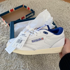 Reebok skor - Reebok Club C Mid 2 Vintage i storlek 37.5 (24cm). Helt nya box osv följer med! Tyvärr fel storlek och kan inte lämna tillbaka längre🥲. Nypris 1199kr. Mitt pris 650 + 99kr spårbar frakt📦 