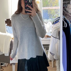 Grå tröja - Grå stickad tröja. Lång och skön, perfekt för sen hösten och vintern. Jätte snygg till en kjol! Den är i bra skick men tyget är lite nopprigt, inget jag tänker på. Säljer den då jag har tröttnat eftersom jag köpte den för flera år sen❤️