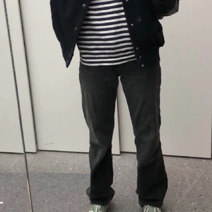 Mörkgråa zara jeans   - Zara jeans som är raka i benen och höga i midjan med mörkgrå färg. Bra skick 