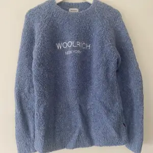 Super gosig o mjuk tröja från Woolrich, aldrig använd! Storlek 16 motsvarande XS-S! Köpt för 1500kr säljer för 350kr (kan diskuteras)! Perfekt tröja till vintern 