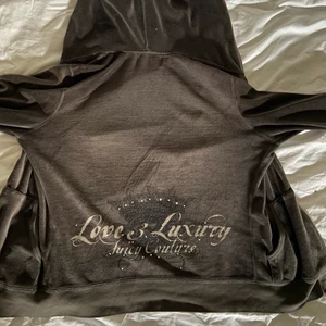 JUICY COUTURE ZIP HOODIE - Lite brun och grå skiftande juicy couture kofta❤️❤️ I storlek M men sitter väldigt bra på mig som ofta har S så skulle säga att den är lite mindre i storleken❣️
