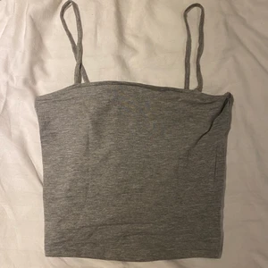 Linne - Säljer detta välanvända linne från H&M, den ser dock ut att vara lite mörkare på bilden än vad den är i verkligheten. Väldigt basic och fin🤍 19 + frakt