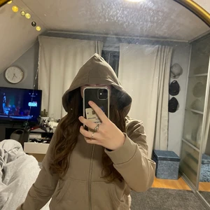 Beige kofta - Aldrig använts, ny skick! Jätte mysig på insidan och perfekt till vintern! 