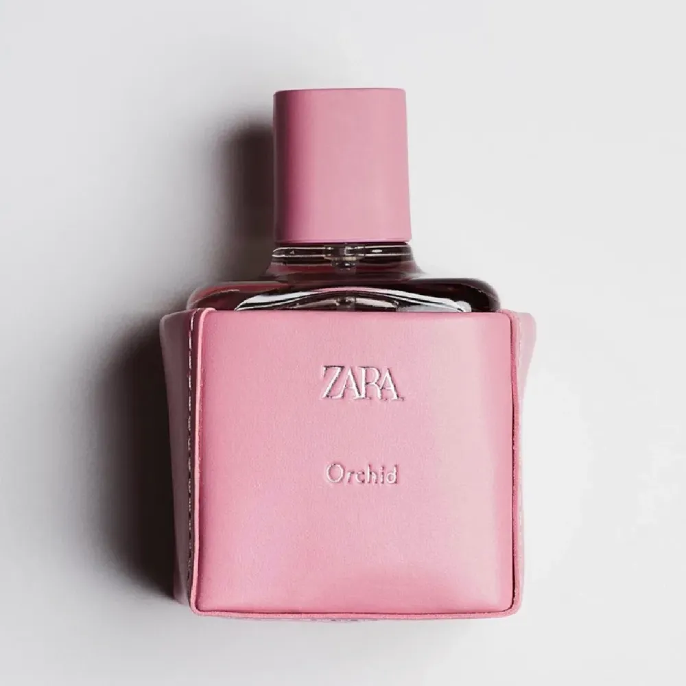 Säljer denna supergoda parfymen från zara i 100ml endast för att jag har för många parfymer, endast testsprutad. Luktar exakt som ”bombshell” från Victoria’s Secret 💕💕 dessutom slutsåld på hemsidan just nu!!. Parfym.