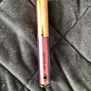 Läpp glans - Lila läppglans, som är helt oanvänd!
