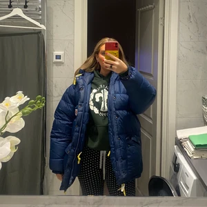 fjällräven jacka  - lägger upp annons på nytt då vinnande bud ångrat sig, den är i jättefint skick utan hål & fläckar. säljer för 4700kr 