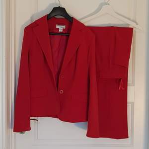 Märke Heine, röd kostym, kavaj med byxa, Storlek Small, byxor 36 med innermått ben ca 72cm