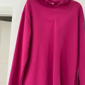 Cerise färgad hoodie, använd endast några gånger, varm och mysig. 