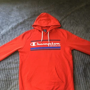 Champion hodie  - Hej säljer nu en champion hodie i väldigt bra skick. Storlek S i herr storlek. Pris 75 kr! Skriv gärna om du är intresserad! 